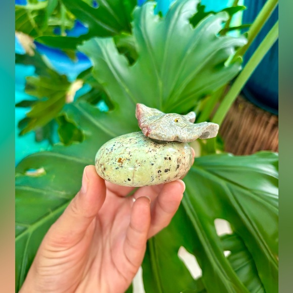 Stingray Carving on Chrysoprase - Picture 3 of 4